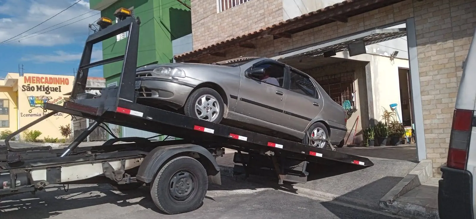 Resgate de veículo com plataforma hidráulica